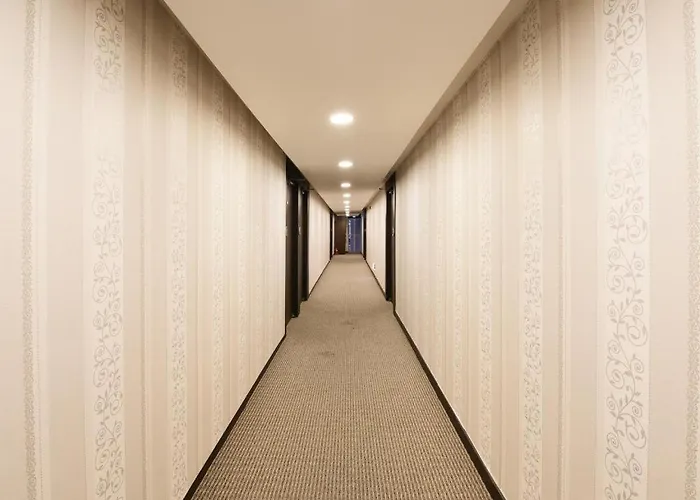 Hill House 3*